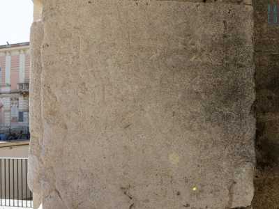 Sotto il portico, a circa due metri di altezza sulla sinistra, si pu� scorgere un�incisione un po� frammentaria: Servitore servite bene, uno va l�altro viene, e sta scritto sotto la porta. Quanto pi� bene (far�) (a)more (ved)r� 1744